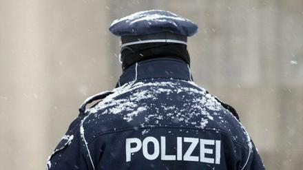 Beim Schneeräumen ist ein Mann aus Trebbin tödlich verunglückt. Die Polizei sucht nach Zeugen.