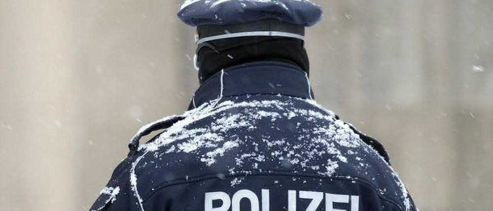 Beim Schneeräumen ist ein Mann aus Trebbin tödlich verunglückt. Die Polizei sucht nach Zeugen.
