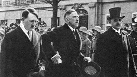 Reichskanzler Adolf Hitler (l) und Franz von Papen (M) auf dem Weg zur Eröffnungssitzung des neuen Parlaments in der Potsdamer Garnisonkirche am 21. März 1933.