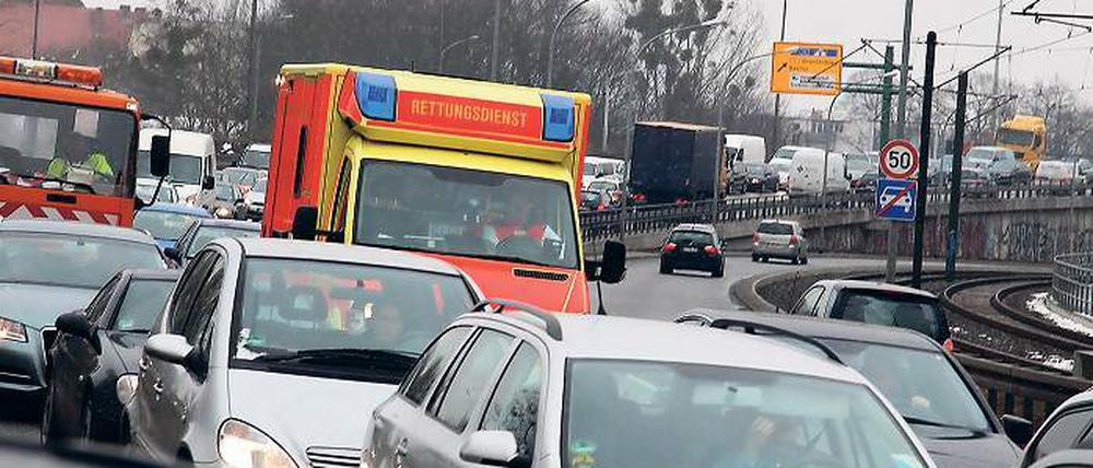 Verstopft. Die Baustelle gibt es schon länger – nun ist sie besonders eng. Auf der Nuthestraße kann stadteinwärts nur eine Spur befahren werden. Der Havelübergang wird täglich von tausenden Autos benutzt – derzeit hauptsächlich zum Warten.