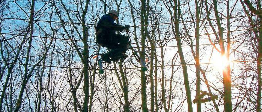 Die Frühlingssonne lädt schon ein. Am Mittwoch dieser Woche beginnt im Abenteuerpark in den Ravensbergen die Saison. Der Hochseilgarten erweitert ständig sein Angebot.