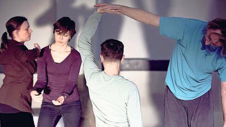 Fließende Formen. Mit spielerischer Gelöstheit bewegen sich die Tänzer auf sandigem Boden – ohne allerdings wirkliche Spuren zu hinterlassen.