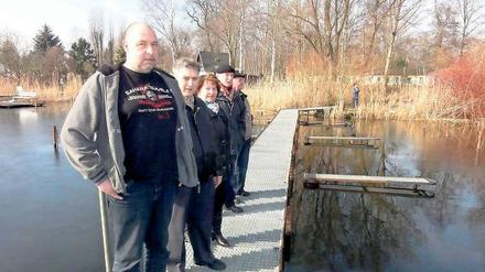 Bewohner auf ihrem Steg. „Wenn der Weg versperrt ist, kommen wir nicht mehr ran.“