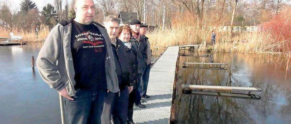 Bewohner auf ihrem Steg. „Wenn der Weg versperrt ist, kommen wir nicht mehr ran.“
