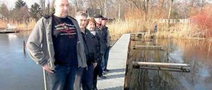 Bewohner auf ihrem Steg. „Wenn der Weg versperrt ist, kommen wir nicht mehr ran.“