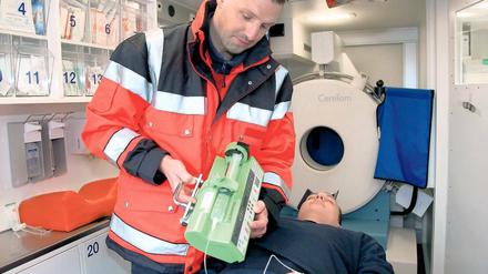 Alles an Bord. Rettungssanitäter Oliver Frank bereitet einen Patienten auf die Computertomographie vor. Mit der Ausstattung des Rettungswagens können die Folgen eines Hirnschlags durch schnelle Diagnose gemindert werden.