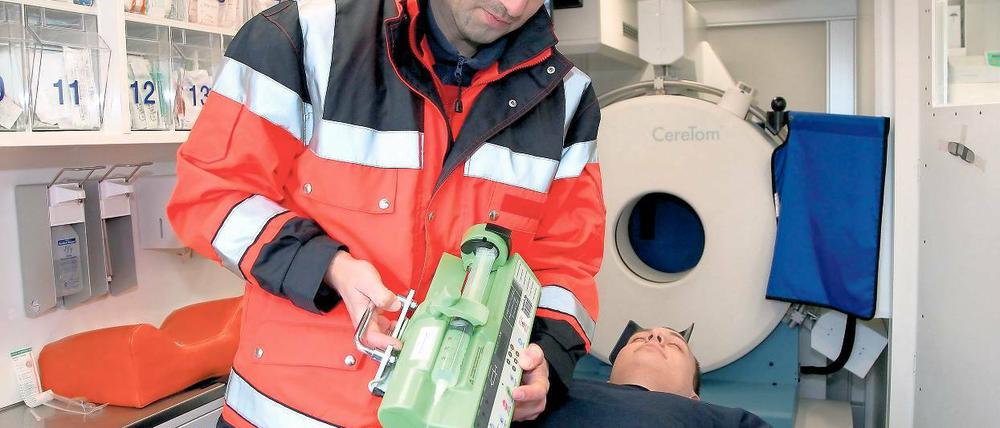 Alles an Bord. Rettungssanitäter Oliver Frank bereitet einen Patienten auf die Computertomographie vor. Mit der Ausstattung des Rettungswagens können die Folgen eines Hirnschlags durch schnelle Diagnose gemindert werden.