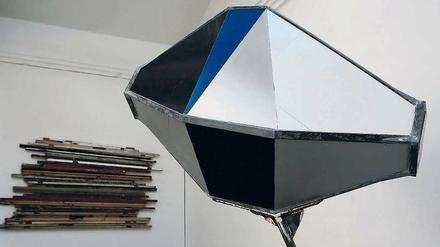 Ein Parodist der bürgerlichen Wohnstuben. So präsentiert sich Julius Dörner mit seinen Arbeiten im „KunstHaus“.