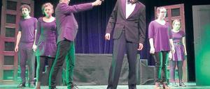 Metaphorische Interpretation von Gewalt und Macht. Der „spielemacher“ des Theaterjugendclubs mit Richard Weber, Katja Plodzistaya, Hauke Petersen, Tenzin Kolsch, Eva Erning und Lisa Schwarzer (v.l.).