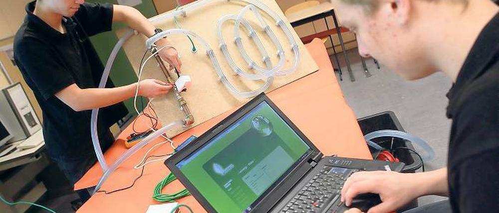 Die cleveren Heizer: Felix Dittrich (rechts) und Richard Jaletzki tüfteln an ihrem Modell eines computergesteuerten Heizsystems für ihre Lenné-Schule.