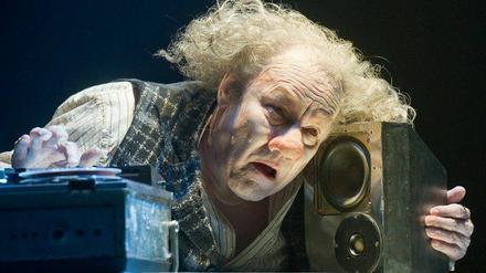 Der Schauspieler Klaus Maria Brandauer in Becketts "Das letzte Band". Die Stiftung Schloss Neuhardenberg eröffnet damit am 15. März die neue Saison.
