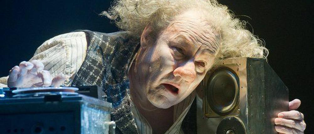 Der Schauspieler Klaus Maria Brandauer in Becketts "Das letzte Band". Die Stiftung Schloss Neuhardenberg eröffnet damit am 15. März die neue Saison.