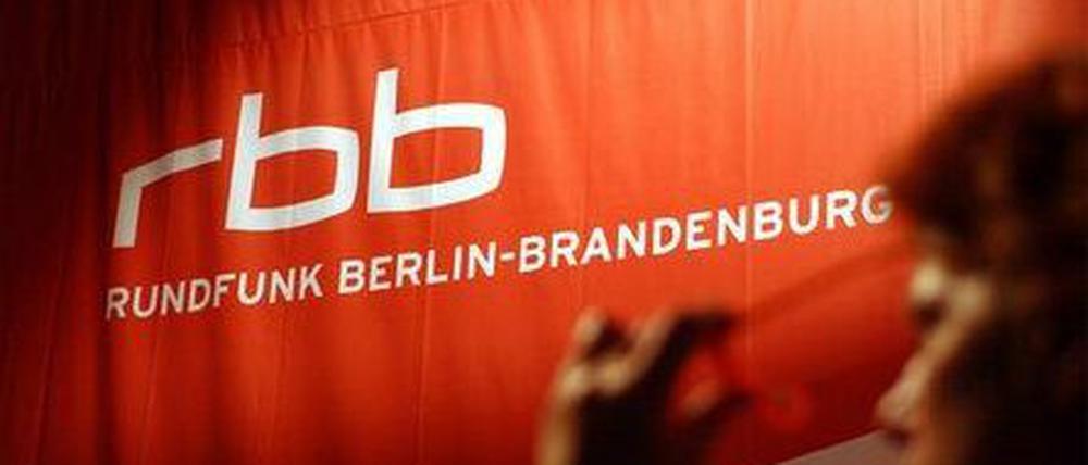 Schwere Erschütterungen beim Rundfunk Berlin-Brandenburg: Wegen der Debatte um eine Einflussnahme des Regierungssprechers auf die Redaktion wurde jetzt eine Mitarbeiterversammlung einberufen.