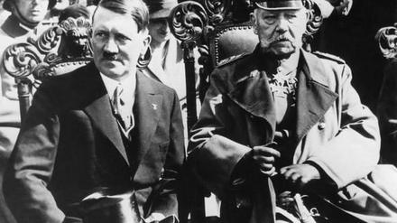 Hitler und Hindenburg im "Reichsehrenmal" in Tannenberg am 27. August 1933. Wenige Monate zuvor hatte Reichspräsident Paul von Hindenburg Hitler während der Eröffnungssitzung des neuen Parlaments in der Potsdamer Garnisonkirche demonstrativ die Hand gereicht.
