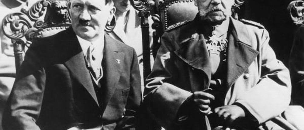 Hitler und Hindenburg im "Reichsehrenmal" in Tannenberg am 27. August 1933. Wenige Monate zuvor hatte Reichspräsident Paul von Hindenburg Hitler während der Eröffnungssitzung des neuen Parlaments in der Potsdamer Garnisonkirche demonstrativ die Hand gereicht.