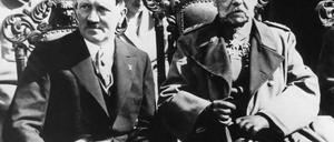 Hitler und Hindenburg im "Reichsehrenmal" in Tannenberg am 27. August 1933. Wenige Monate zuvor hatte Reichspräsident Paul von Hindenburg Hitler während der Eröffnungssitzung des neuen Parlaments in der Potsdamer Garnisonkirche demonstrativ die Hand gereicht.