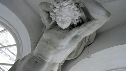 Der Bärtige, Lockenkopf (Foto), Spreizer und Stützer sind an ihrem Platz. In luftiger Höhe machen sie wie einst im Stadtschloss auch im künftigen Landtag in Potsdam ihren Job. Die Original-Skulpturen geben dem Bau einen historischen Touch.