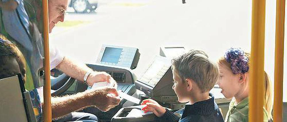Entgelt für den Schulbus. Falls sich im Kreistag eine Mehrheit findet, sollen für Grundschüler 60 Euro und für Oberschüler 90 Euro jährlich fällig werden. Die Eltern müssten für maximal zwei Kinder zahlen.