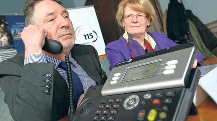 Direkte Durchwahl. Mit einem Testanruf startete Oberbürgermeister Jann Jakobs (SPD) am Dienstag die neue Behörden-Servicenummer 115. Die Telefonnummer, die alle Ämter der Stadt bündelt, ist von Montag bis Freitag zwischen 8 und 18 Uhr erreichbar.