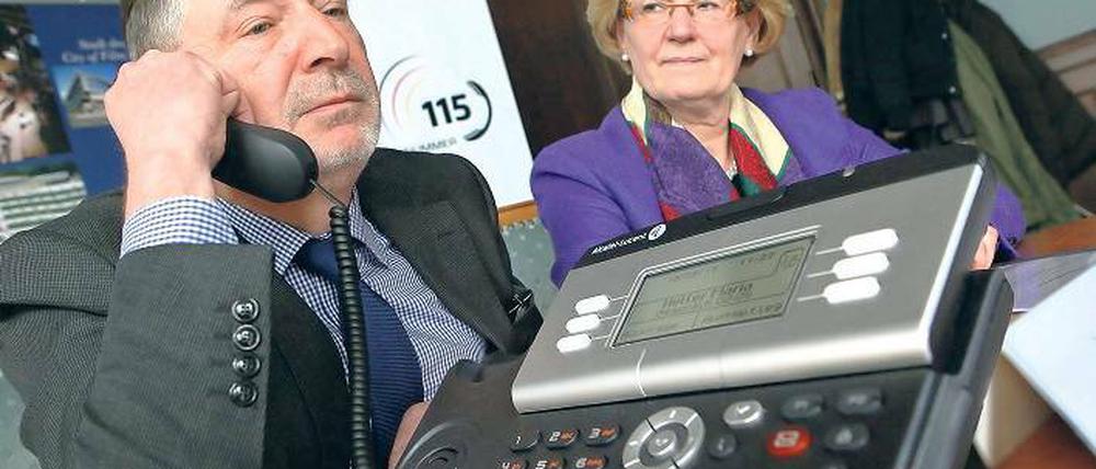 Direkte Durchwahl. Mit einem Testanruf startete Oberbürgermeister Jann Jakobs (SPD) am Dienstag die neue Behörden-Servicenummer 115. Die Telefonnummer, die alle Ämter der Stadt bündelt, ist von Montag bis Freitag zwischen 8 und 18 Uhr erreichbar.