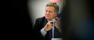 Achtung: Interessenskonflikt! Als Verwaltungsratmitglied bei Air Berlin klagte er gegen die Flughafen-Gesellschaft Berlin-Brandenburg - dann wechselte er die Seiten. Jetzt muss Hartmut Mehdorn die Interessen des BER-Flughafens vertreten.