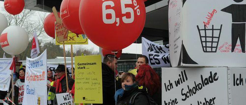 6,5 Prozent mehr Geld hatten die Angestellten der Bundesländer gefordert, auf 5,6 Prozent hatten sich Arbeitgeber und Arbeitnehmer geeinigt. Brandenburgs rot-rote Landesregierung streitet jetzt darüber, ob das Ergebnis eins zu eins umgesetzt werden muss.