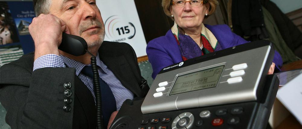 Über die 115 ist die Landeshauptstadt künftig zentral erreichbar. Oberbürgermeister Jann Jakobs machte es vor.
