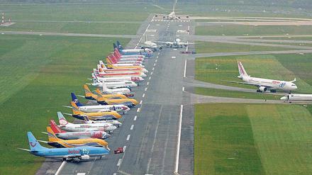 Nur zwei, drei Urlaubsbomber in den Ferien? Dieses Bild zeigt Hamburgs Flughafen mit Chartermaschinen von Fußballfans.