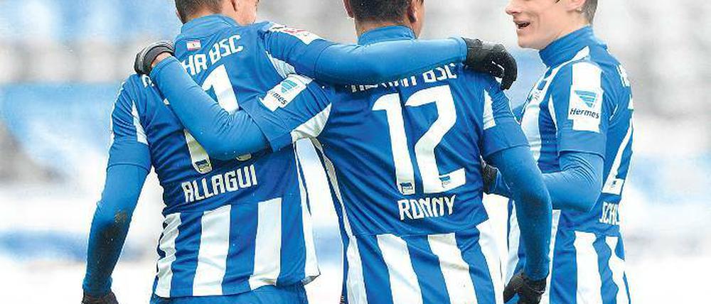 Sei umschlungen. Die beiden Matchwinner gegen Duisburg, Sami Allagui und Ronny, demonstrieren Geschlossenheit.