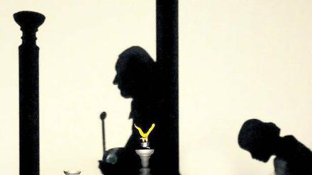 Sein oder Nichtsein: Schatten zu Schatten! Das Theater Handgemenge mit seiner prächtigen, tiefen und im Wortsinn bildschönen Inszenierung „Hamlet://Macht.Schatten.Play“.