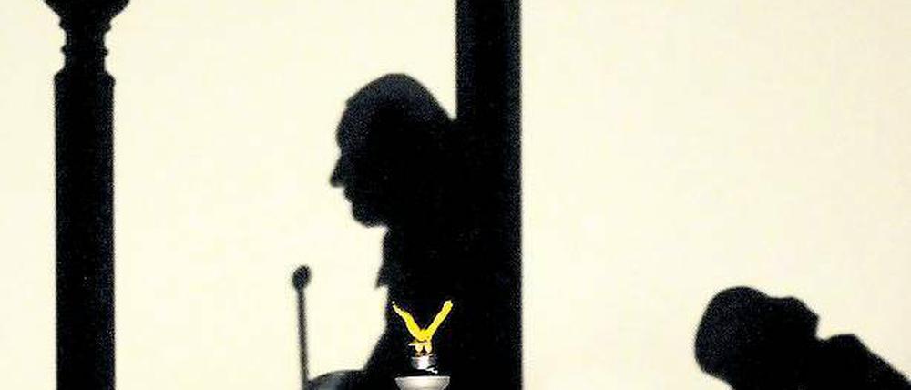 Sein oder Nichtsein: Schatten zu Schatten! Das Theater Handgemenge mit seiner prächtigen, tiefen und im Wortsinn bildschönen Inszenierung „Hamlet://Macht.Schatten.Play“.
