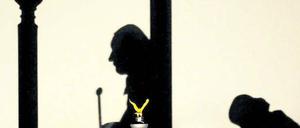 Sein oder Nichtsein: Schatten zu Schatten! Das Theater Handgemenge mit seiner prächtigen, tiefen und im Wortsinn bildschönen Inszenierung „Hamlet://Macht.Schatten.Play“.