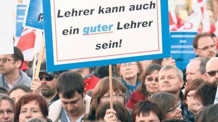 Leere für die Lehrer. Die etwa 800 000 Beschäftigten im öffentlichen Dienst der Länder bekommen in zwei Stufen 5,6 Prozent mehr Geld. Ohne Ergebnis blieb dagegen der Streit über die Bezahlung angestellter Lehrer.