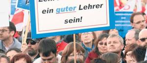 Leere für die Lehrer. Die etwa 800 000 Beschäftigten im öffentlichen Dienst der Länder bekommen in zwei Stufen 5,6 Prozent mehr Geld. Ohne Ergebnis blieb dagegen der Streit über die Bezahlung angestellter Lehrer.