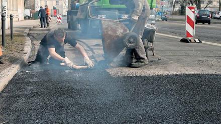 Vor dem Frost. In den vergangenen Tagen waren die Reparaturteams bereits auf Potsdams Straßen im Einsatz – wie hier in der Straße Am Kanal. Mit den häufigen Frost-Tau-Wechseln hat der aktuelle Winter für mehr Straßenschäden gesorgt als die vergangenen.