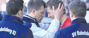 Nur Mut. SVB-Trainer Christian Benbennek (2. v. l.) setzt bei Alemannia Aachen auf Sascha Studer im Tor.