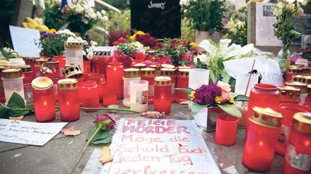 Kerzen und Blumen. Erinnerung an den Ort eines Gewaltverbrechens.