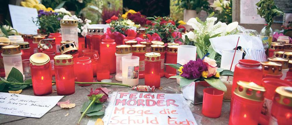 Kerzen und Blumen. Erinnerung an den Ort eines Gewaltverbrechens.