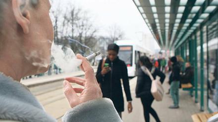 Verbotene Zone. Die Mehrheit der Stadtverordneten will, dass die Potsdamer Bus- und Tramhaltestellen rauchfrei sind. Wie das durchgesetzt werden soll, ist aber nicht klar. Wird trotzdem geraucht, gibt es keine Sanktionen.
