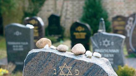 Verhärtete Fronten. Nicht nur wegen der Erstattung von Beerdigungskosten Bedürftiger liegen die Gesetzestreue Jüdische Gemeinde und die Stadt Potsdam im Klinsch, auch die Gestaltung des jüdischen Gräberfelds am Neuen Friedhof sorgt für Streit. Hier ist der bisherige jüdische Friedhof am Fuße des Pfingstbergs zu sehen. Dort wird es bald zu eng.
