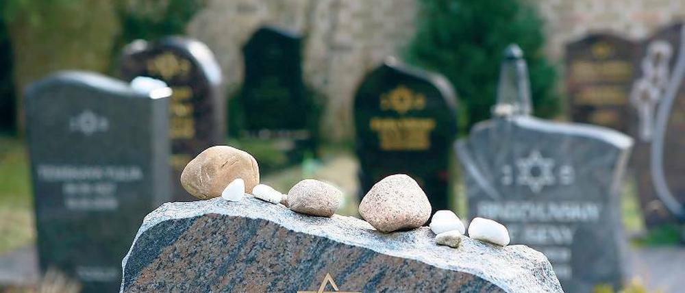 Verhärtete Fronten. Nicht nur wegen der Erstattung von Beerdigungskosten Bedürftiger liegen die Gesetzestreue Jüdische Gemeinde und die Stadt Potsdam im Klinsch, auch die Gestaltung des jüdischen Gräberfelds am Neuen Friedhof sorgt für Streit. Hier ist der bisherige jüdische Friedhof am Fuße des Pfingstbergs zu sehen. Dort wird es bald zu eng.