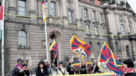 Flagge zeigen. Kundgebung vor dem Stadthaus für die Freiheit Tibets.
