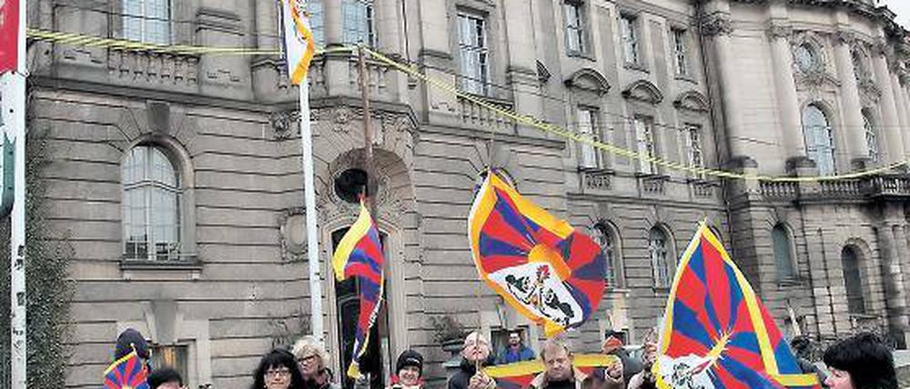 Flagge zeigen. Kundgebung vor dem Stadthaus für die Freiheit Tibets.