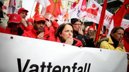 Beschäftigte des Energiekonzerns Vattenfall aus Hamburg, Cottbus und Berlin demonstrieren am Donnerstag vor der Berliner Zentrale gegen die Streichung von 1500 Arbeitsplätzen.