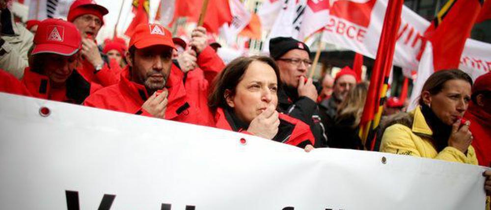 Beschäftigte des Energiekonzerns Vattenfall aus Hamburg, Cottbus und Berlin demonstrieren am Donnerstag vor der Berliner Zentrale gegen die Streichung von 1500 Arbeitsplätzen.