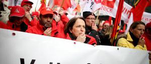 Beschäftigte des Energiekonzerns Vattenfall aus Hamburg, Cottbus und Berlin demonstrieren am Donnerstag vor der Berliner Zentrale gegen die Streichung von 1500 Arbeitsplätzen.