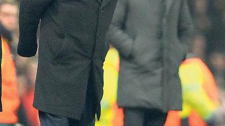 Erhöhter Puls. Alex Ferguson (l.) rüffelt den Referee nach der Roten Karte.
