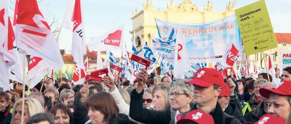 Schwer, „die Moral hochzuhalten“: Mehrere tausend Landesbeschäftigte aus Berlin und Brandenburg demonstrierten am Mittwoch vor dem Brandenburger Tor für höhere Einkommen und bessere Arbeitsbedingungen im öffentlichen Dienst.