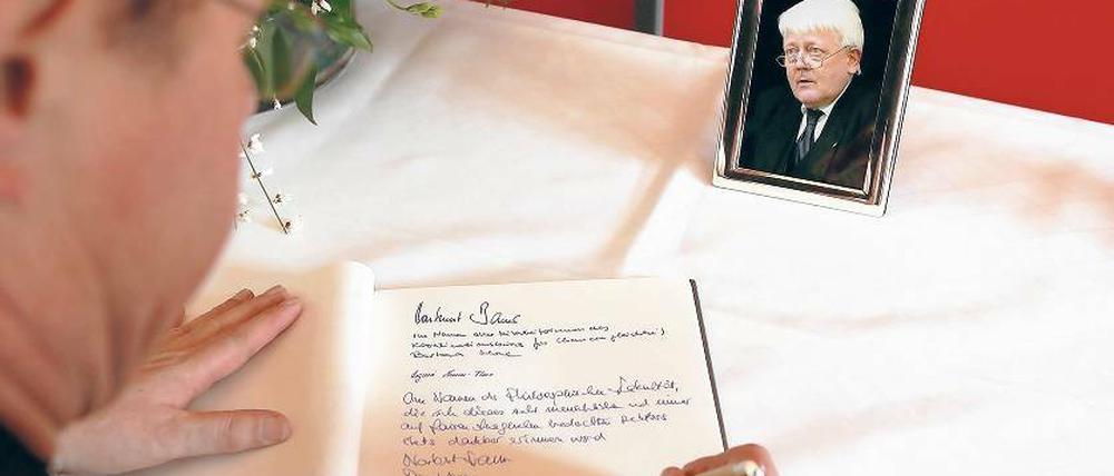 Gedenken. Bei der akademischen Trauerfeier für den verstorbenen ehemaligen Rektor der Universität Potsdam, Wolfgang Loschelder, trugen sich am Mittwochvormittag viele der 70 Anwesenden ins Kondolenzbuch ein.
