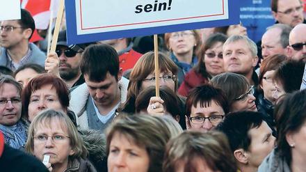 Politik, die krank macht: Die 8000 Brandenburger Pädagogen, die am gestrigen Mittwoch in Potsdam demonstrierten, fordern nicht in erster Linie mehr Geld, sondern weniger Arbeit. Doch auch das kostet das Land mehrere Millionen Euro.